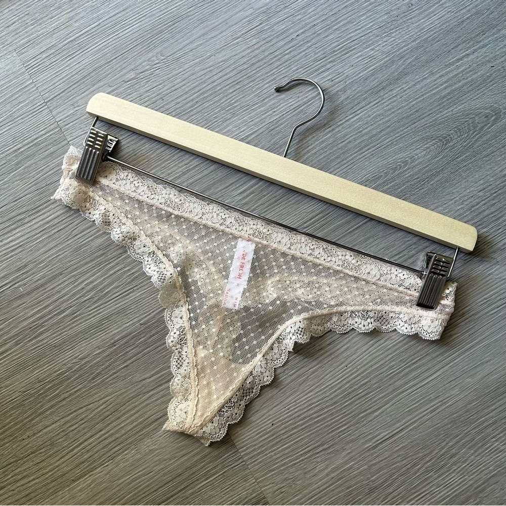 [M] Joe Fresh Creme White Frilly Flat Lace Comfortable Everyday Thong Panty